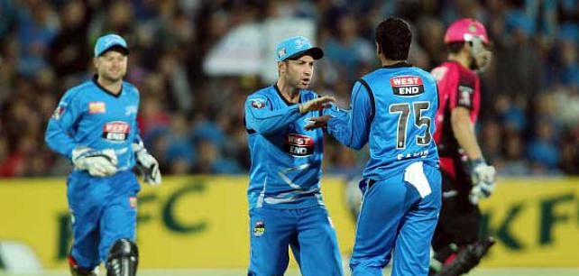 Shakib Al Hasan congratulated by Hughes after getting a wicket in Australia's Big Bash League