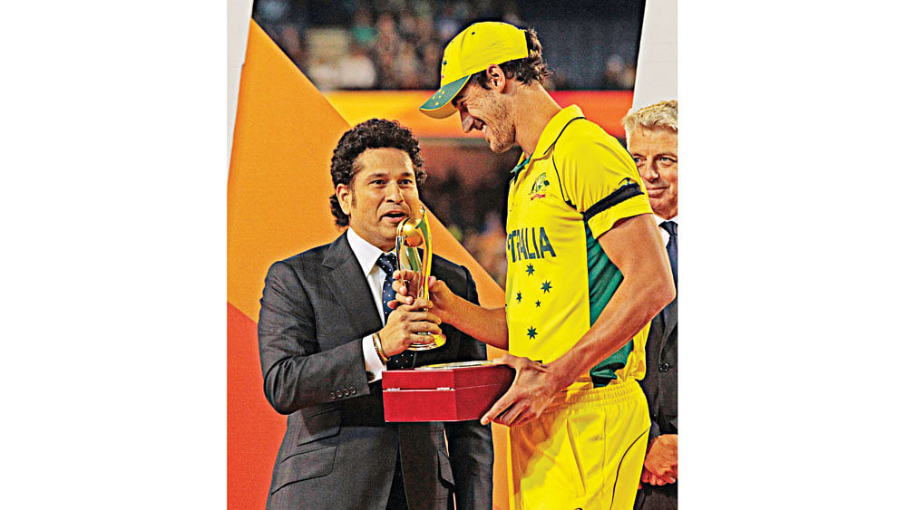 Sachin Tendulkar presents Man of the Series trophy to Mitchell Starc. Photo: Shamsul Haque , Melbourne.