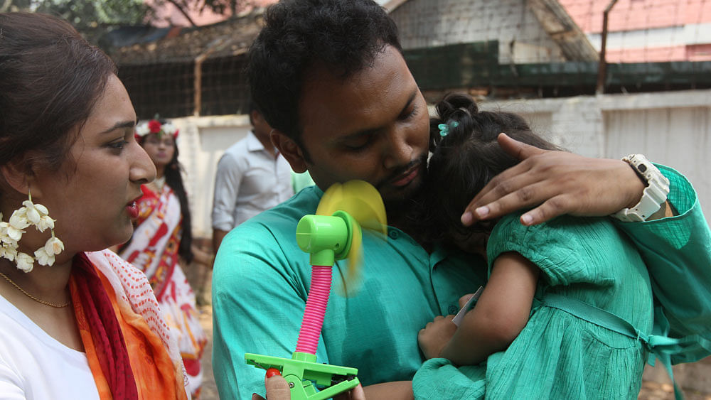 Omayra, a two-year old, comforted by a hand fan. Photo: Zahidul Karim