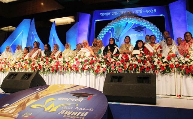 Outstanding mothers pose with Ratnagarbha Ma awards. Photo: Prothom Alo