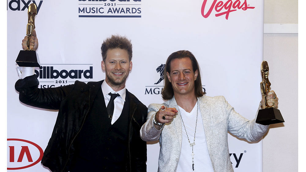 Brian Kelley and Tyler Hubbard of Florida Georgia Line pose backstage with their award for Top Country Artist during the 2015 Billboard Music Awards in Las Vegas, Nevada May 17, 2015. Photo: Reuters