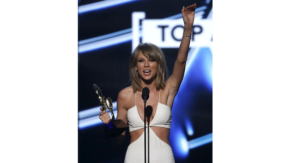 Tayor Swift accepts the award for top artist at the 2015 Billboard Music Awards in Las Vegas, Nevada May 17, 2015. Photo: Reuters