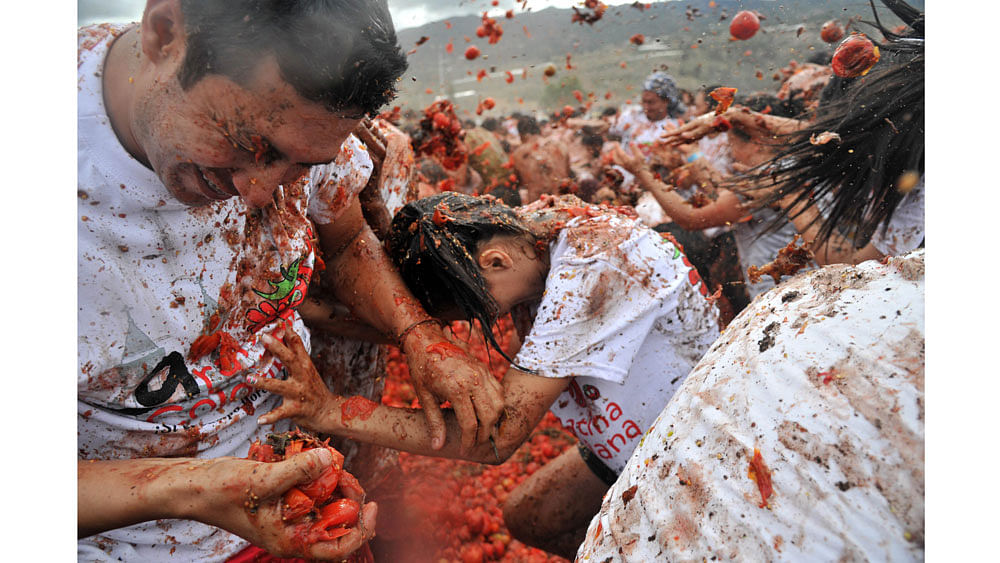 People participate in the ninth annual tomato fight festival, known as "tomatina", in Sutamarchan, Boyaca department, Colombia, on June 7, 2015. Photo: AFP