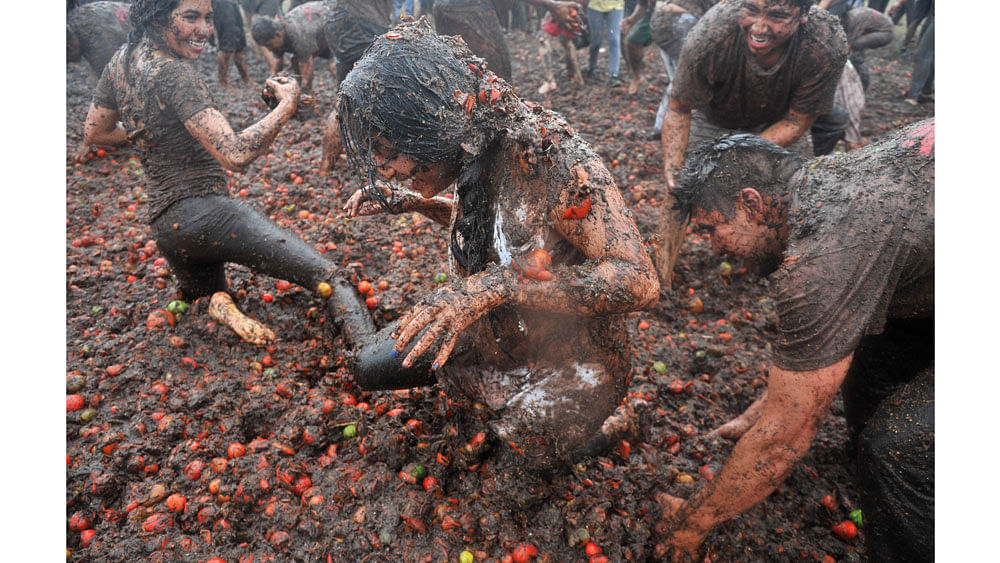 People participate in the ninth annual tomato fight festival, known as "tomatina", in Sutamarchan, Boyaca department, Colombia, on June 7, 2015. Photo: AFP