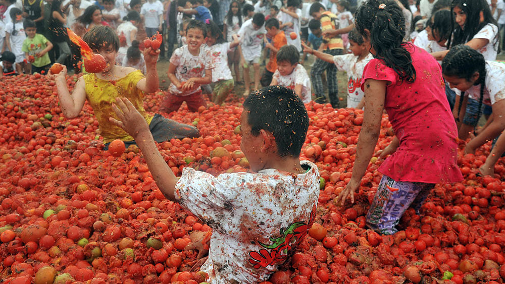 Children participate in the ninth annual tomato fight festival, known as "tomatina", in Sutamarchan, Boyaca department, Colombia, on June 7, 2015.Photo: AFP