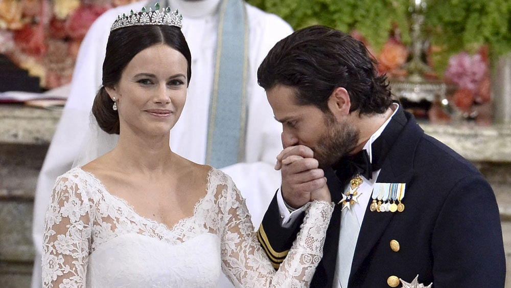 Swedish Prince Carl Philip kisses the hand of Sofia Hellqvist during the exchange of vows and rings at their wedding in the Royal Chapel in Stockholm, Sweden, June 13, 2015. Photo: Reuters