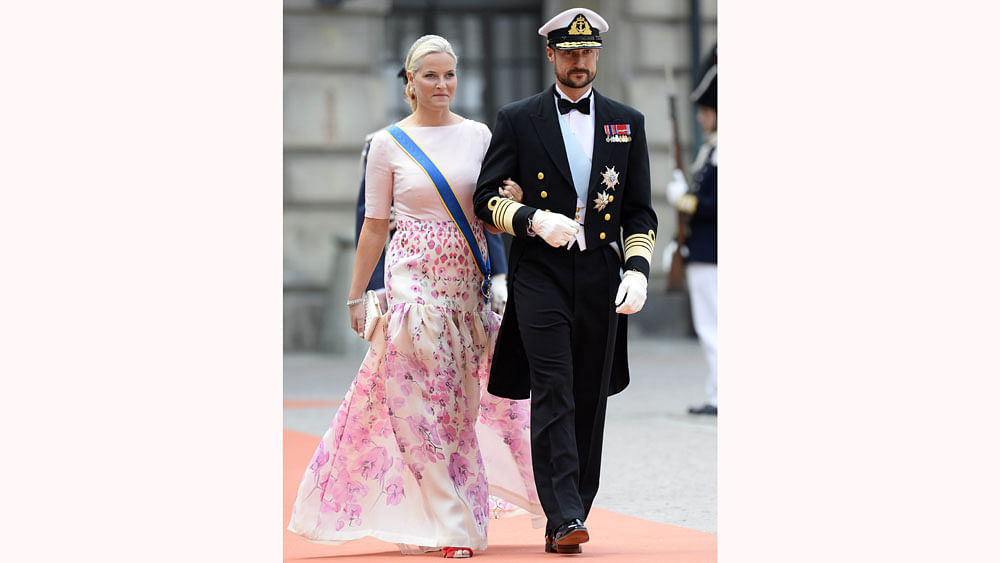 Crown Princess Mette-Marit of Norway (L) and Crown Prince Haakon of Norway arrive for the wedding of Sweden