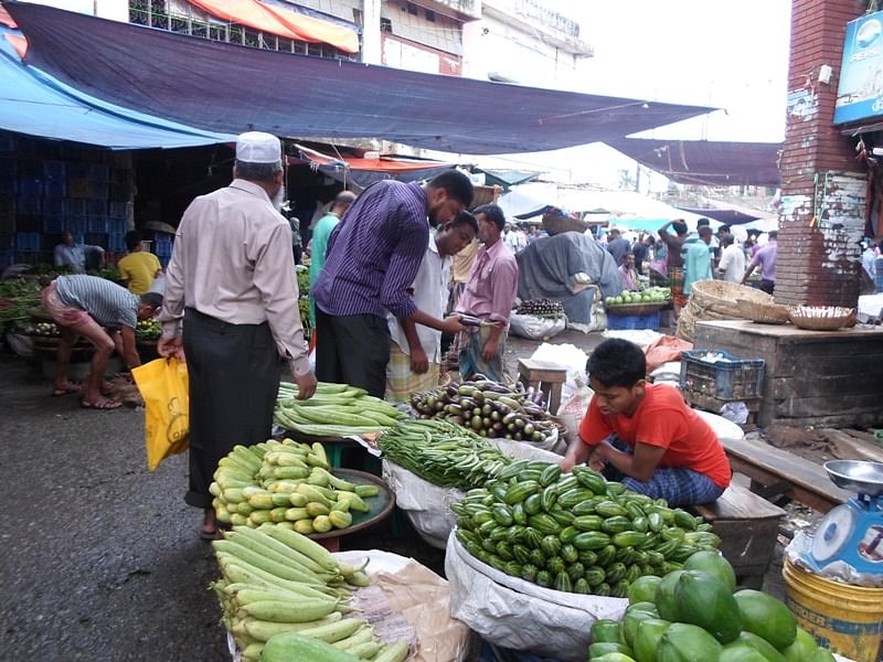 People buying vegetables at Karwan Bazar. Photo: Toriqul Islam