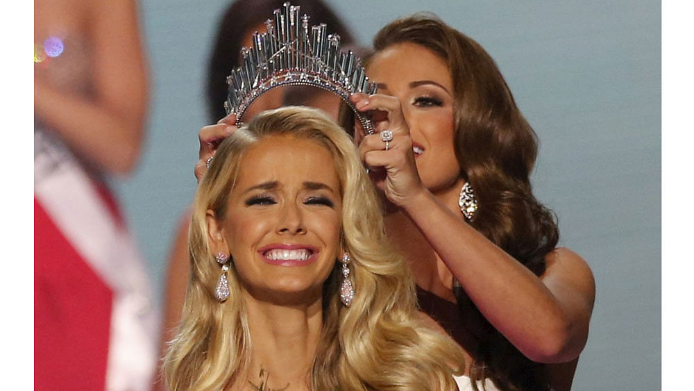 Olivia Jordan of Oklahoma is crowned 2015 Miss USA by Miss USA 2014 Nia Sanchez after winning the 2015 Miss USA beauty pageant in Baton Rouge, Louisiana July 12, 2015. Photo: Reuters