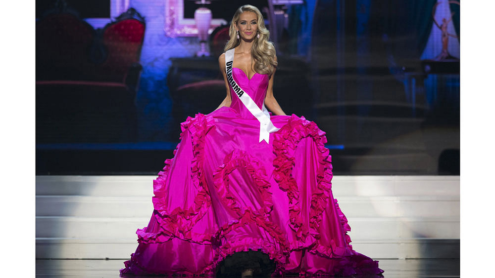 Newly crowned Miss USA Olivia Jordan walks in her evening gown on stage during the 2015 Miss USA beauty pageant in Baton Rouge, Louisiana July 12, 2015. Photo: Reuters