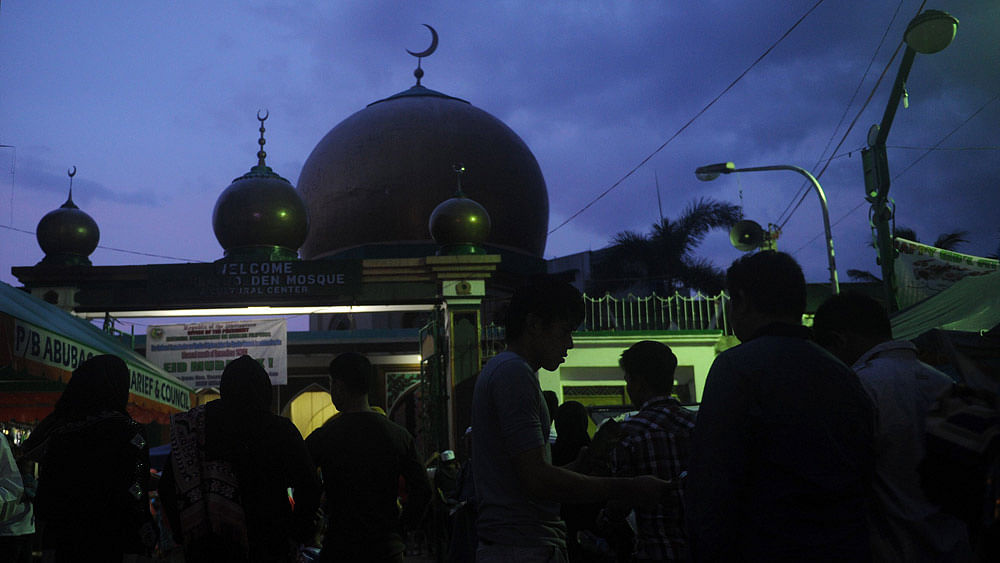uslims gather to enter the Golden Mosque for early morning players to mark Eid al-Fitr in Manila on July 17, 2015. Photo:AFP