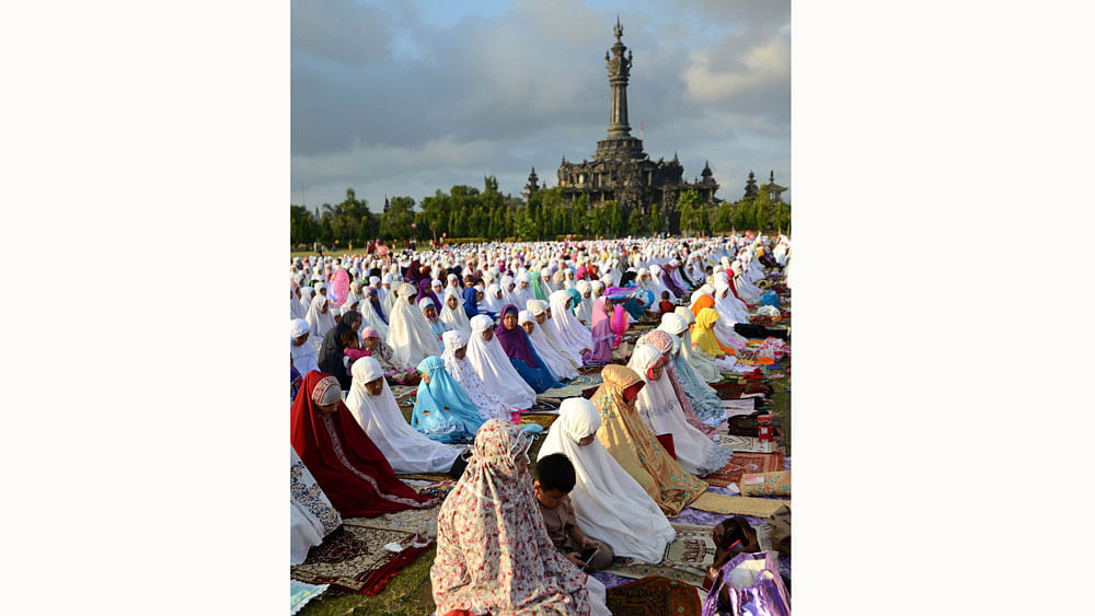 Muslim devotees offer special morning prayers near the Bajra Sandhi monument in Denpasar on Bali island on July 17, 2015. Photo: AFP