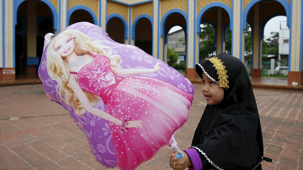 A Filipino Muslim girl plays at the Blue Mosque during the Eid al-Fitr holiday, marking the end of the holy month of Ramadan in Taguig, Metro Manila in the Philippines July 17, 2015. Photo: Reuters