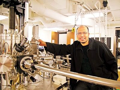 Physicist Zahid Hasan at Princeton University laboratory in the USA. Photo: Collected.