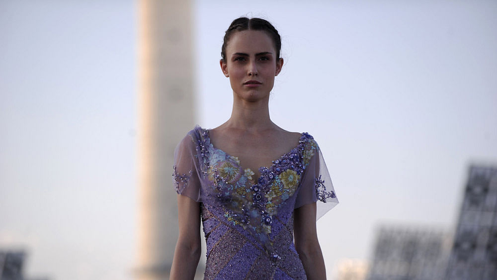 A model presents a creation during the Jessica Minh Anh’s Summer Fashion Show 2015 at Gemasolar, a solar power plant in Fuentes de Andalucia, in the province of Sevilla on July 17, 2015. Photo: AFP