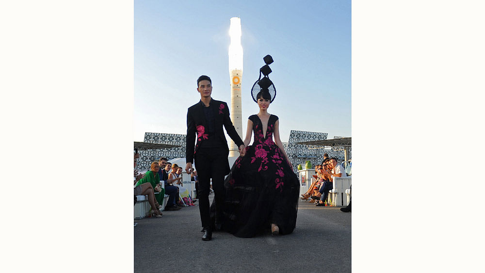 Vietnamese catwalk producer and model Jessica Minh Anh (R) presents a creation during the Jessica Minh Anh’s Summer Fashion Show 2015. Photo: AFP