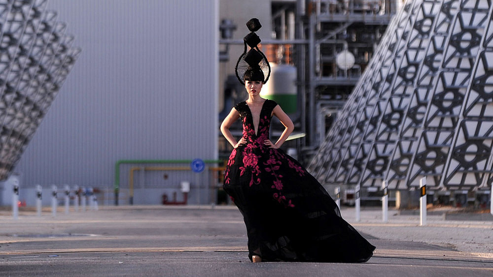 Vietnamese catwalk producer and model Jessica Minh Anh presents a creation during the Jessica Minh Anh’s Summer Fashion Show 2015 at Gemasolar, a solar power plant in Fuentes de Andalucia, in the province of Sevilla on July 17, 2015. Photo: AFP