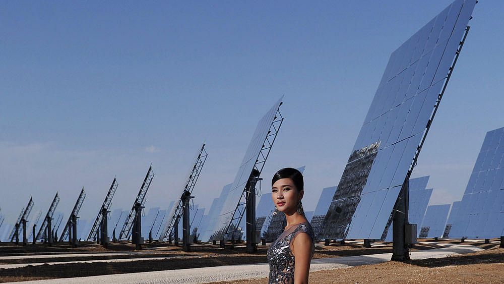 Vietnamese actress Kim Tuyen poses during the Jessica Minh Anh’s Summer Fashion Show 2015 at Gemasolar, a solar power plant in Fuentes de Andalucia, in the province of Sevilla on July 17, 2015. Photo: AFP