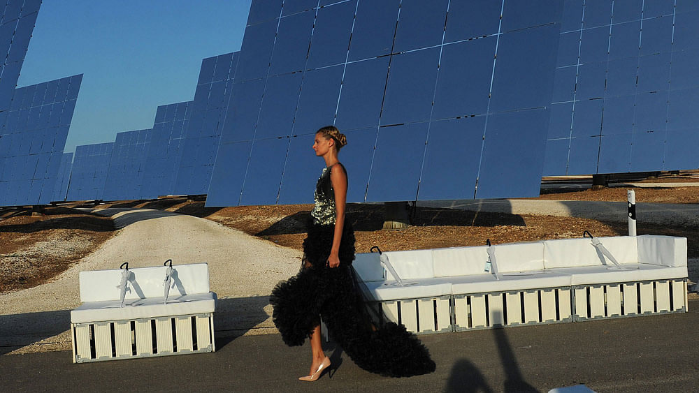 A model presents a creation during the Jessica Minh Anh’s Summer Fashion Show 2015 at Gemasolar, a solar power plant in Fuentes de Andalucia, in the province of Sevilla on July 17, 2015. Photo: AFP