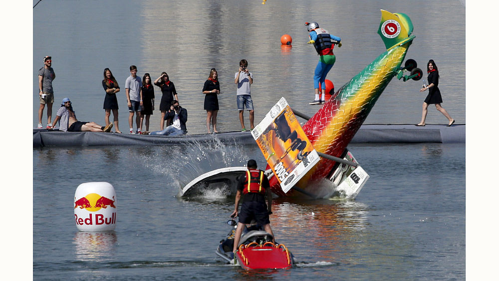 A craft falls into the water during the Red Bull Flugtag Russia 2015 competition in Moscow, Russia, July 26, 2015. Photo: Reuters