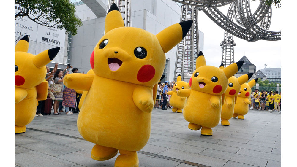 Dozens of Pikachu characters, the famous character of Nintendo