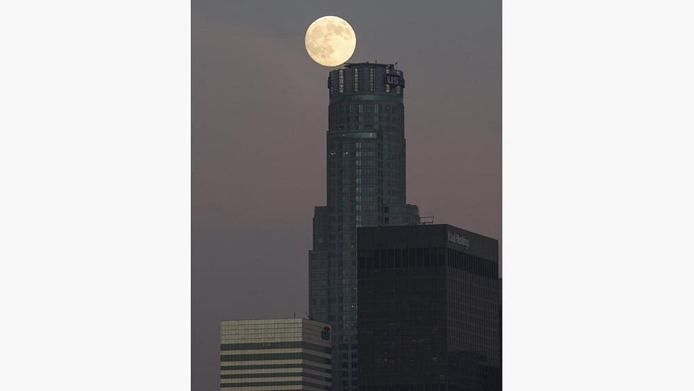 The moon is pictured atop a downtown building in Los Angeles, California August 28, 2015. Photo: Reuters