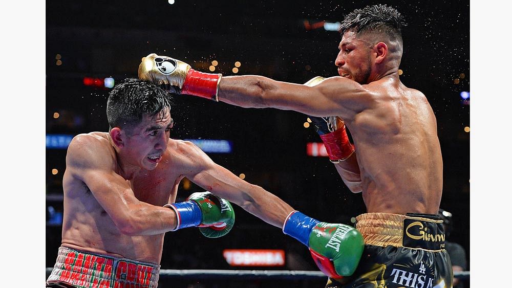 Leo Santa Cruz (green gloves/blue tape) and Abner Mares (gold gloves/red tape) during their WBC Diamond and WBA Featherweight Championship fight during a Premier Boxing Championship event at Staples Center. Photo: Reuters