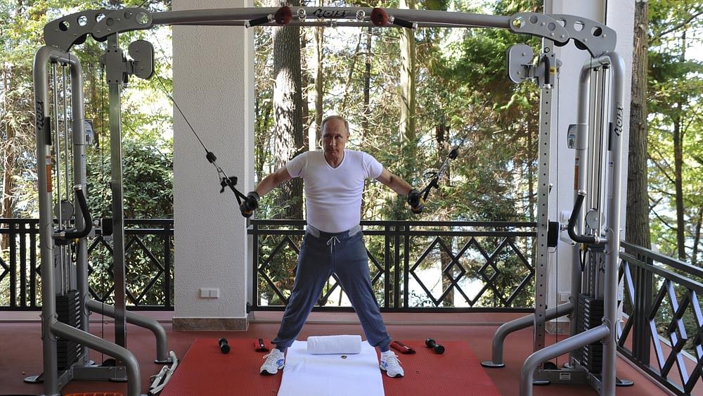 Russian President Vladimir Putin exercises in a gym at the Bocharov Ruchei state residence in Sochi, Russia, August 30, 2015. Picture taken August 30, 2015.Photo: Reuters