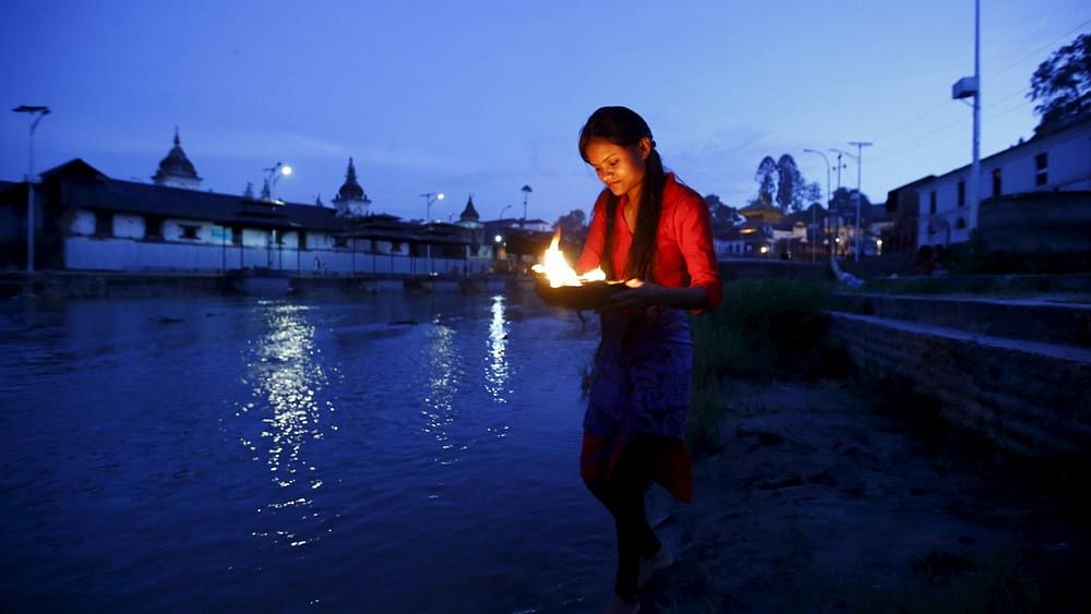 A Nepalese woman offers prayer along the bank of the Bagmati River, during the Rishi Panchami festival, in Kathmandu, Nepal September 18, 2015. Photo: Reuters