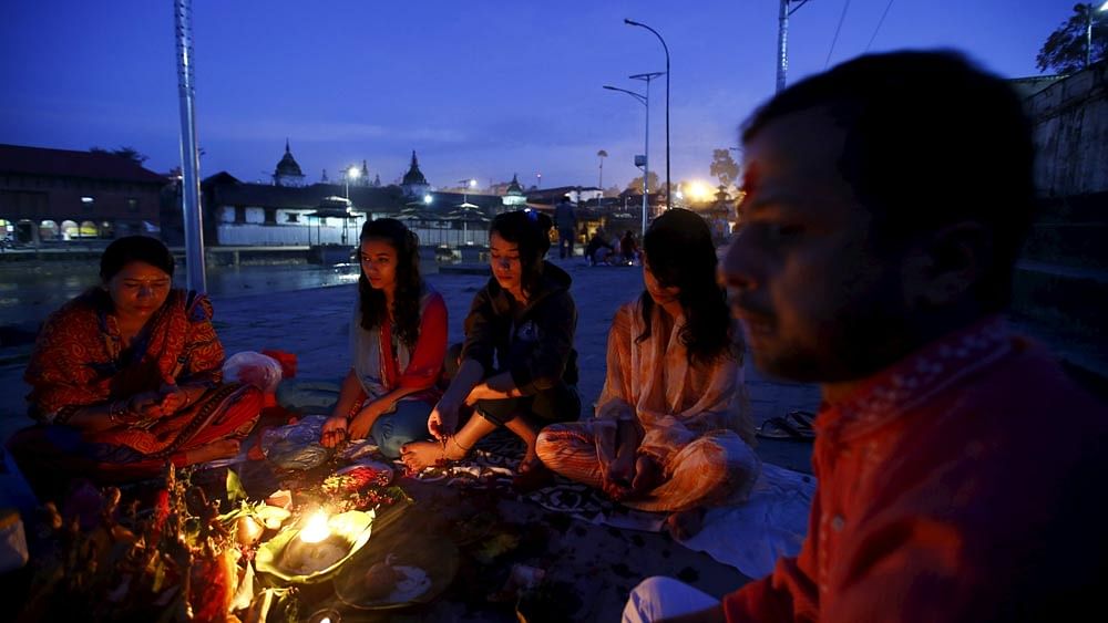 Nepalese women offer prayers along the bank of the Bagmati River, during the Rishi Panchami festival, in Kathmandu, Nepal September 18, 2015. Photo: Reuters