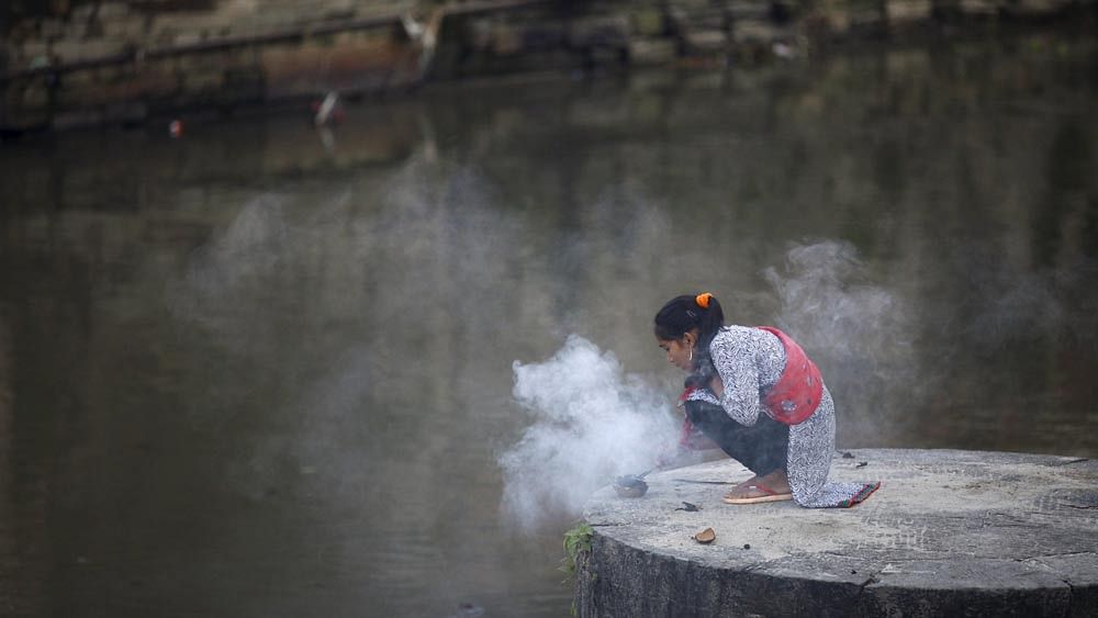 A girl offers incense along the bank of Bagmati river during the Rishi Panchami festival, in Kathmandu, Nepal September 18, 2015. Photo: Reuters