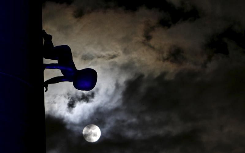 A supermoon is seen in the sky next to a statue of a baby in Prague, Czech Republic, September 28, 2015. Photo: Reuters