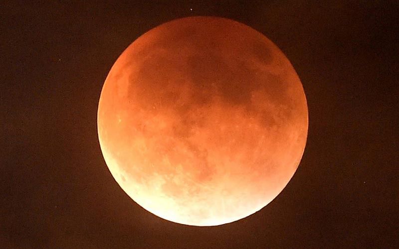 The 2015 blood moon is seen on September 27, 2015 in Burbank California. Photo: AFP