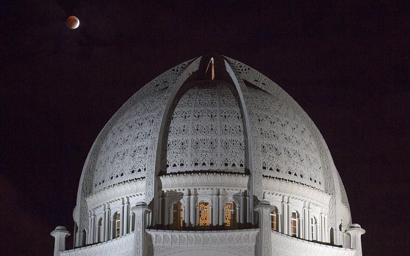 A blood moon raises above the Baha`i Temple in Wilmette, Illinois, September 27, 2015. Photo: Reuters