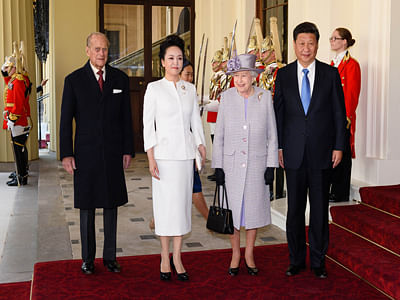 (L-R) Britain's Prince Philip, Duke of Edinburgh, China's First Lady Peng Liyuan, Britain's Queen Elizabeth II and China's President Xi Jinping pose for photographers after arriving at Buckingham Palace in central London. Photo: AFP