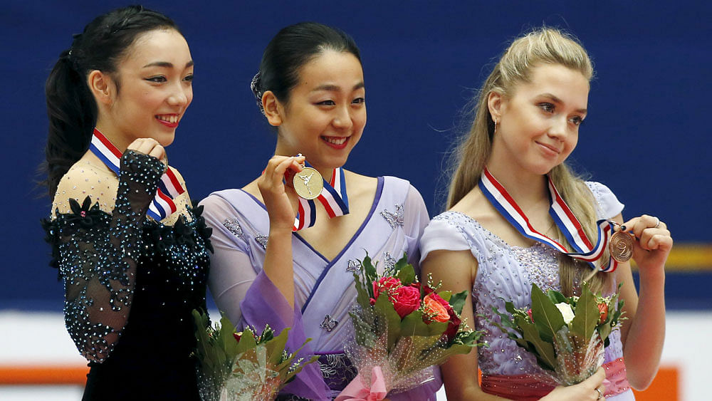 Mao Asada (C) of Japan, Rika Hongo (L) of Japan and Elena Radionova of Russia pose for pictures with their medals at the awarding ceremony after winning the ladies free skating program during China ISU Grand Prix of Figure Skating, in Beijing, China, November 7, 2015. Photo: Reuters