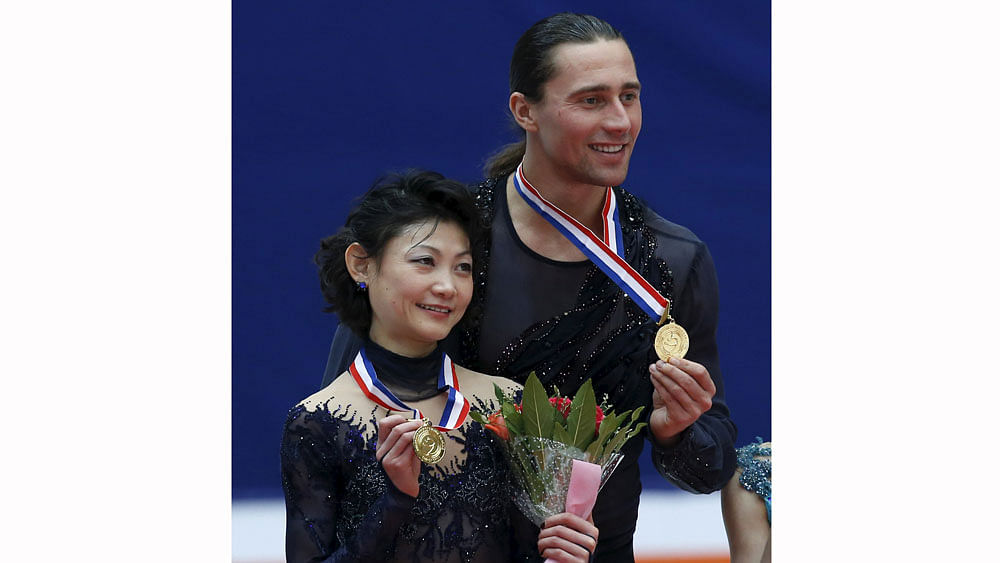Yuko Kavaguti and Alexander Smirnov of Russia pose for pictures with their medals at the award ceremony after winning the pairs free skating of China ISU Grand Prix of Figure Skating, in Beijing, China, November 7, 2015. Photo: Reuters