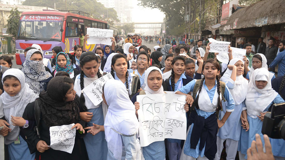 Outraged students of Segunbagicha Begum Rahima Adarsha High School after their schoolmate Sabiha killed by a bus in Shahbagh. Photo: Prothom Alo