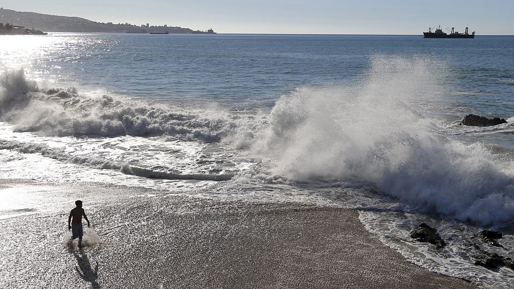 A vacationer cools off in the Pacific Ocean in Vina del Mar city, Chile January 15, 2016. Reuters