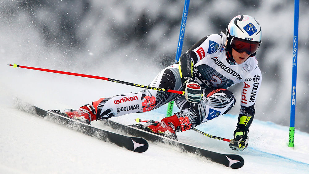 Tina Weirather of Liechtenstein clears a gate in the first run of the women`s Alpine Skiing World Cup giant slalom race in Flachau, Austria January 17, 2016. Photo: Reuters