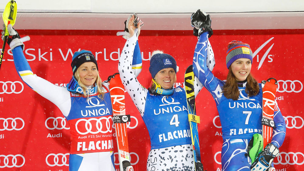 Slovakia`s Veronika Velez-Zuzlova is flanked by 2nd placed Frida Hansdotter of Sweden (L) and Slovakia`s Petra Vlhova (R) after winning the women`s Alpine Skiing World Cup slalom race in Flachau, Austria January 15, 2016. Photo: Reuters