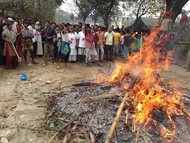 Slum dwellers of Kalyanpur in Dhaka attacked the police and ministry officials when the authorities along with police went for slum eviction. Photo: Abdus Salam