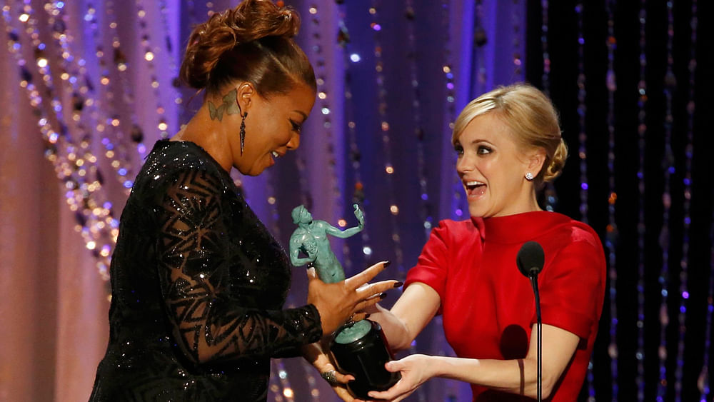 Queen Latifah accepts the award for Outstanding Performance by a Female Actor in a Television Movie or Miniseries for her role in `Bessie` from presenter Anna Faris at the 22nd Screen Actors Guild Awards in Los Angeles, California January 30, 2016. Photo: Reuters