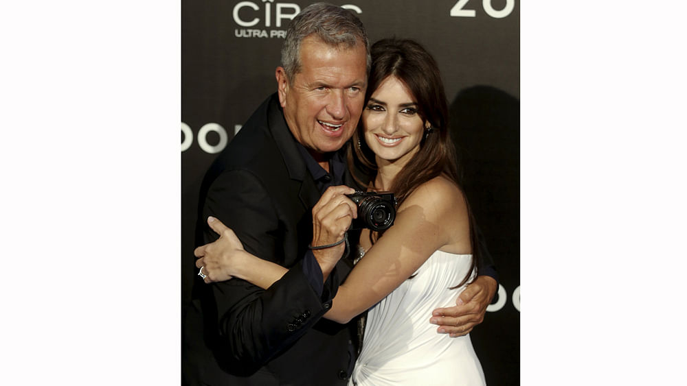 Cast member Spanish actress Penelope Cruz and photographer Mario Testino pose during a photo call before the fans screening of her latest film `Zoolander 2` in central Madrid, Spain, February 1, 2016. Photo: Reuters