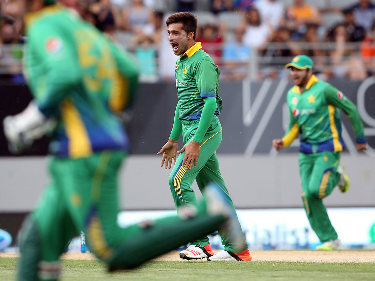 Mohammad Amir of Pakistan celebrates the wicket of New Zealand`s Brendon McCullum during the third one-day international cricket match between New Zealand and Pakistan at Eden Park in Auckland on 31 January, Photo: AFP