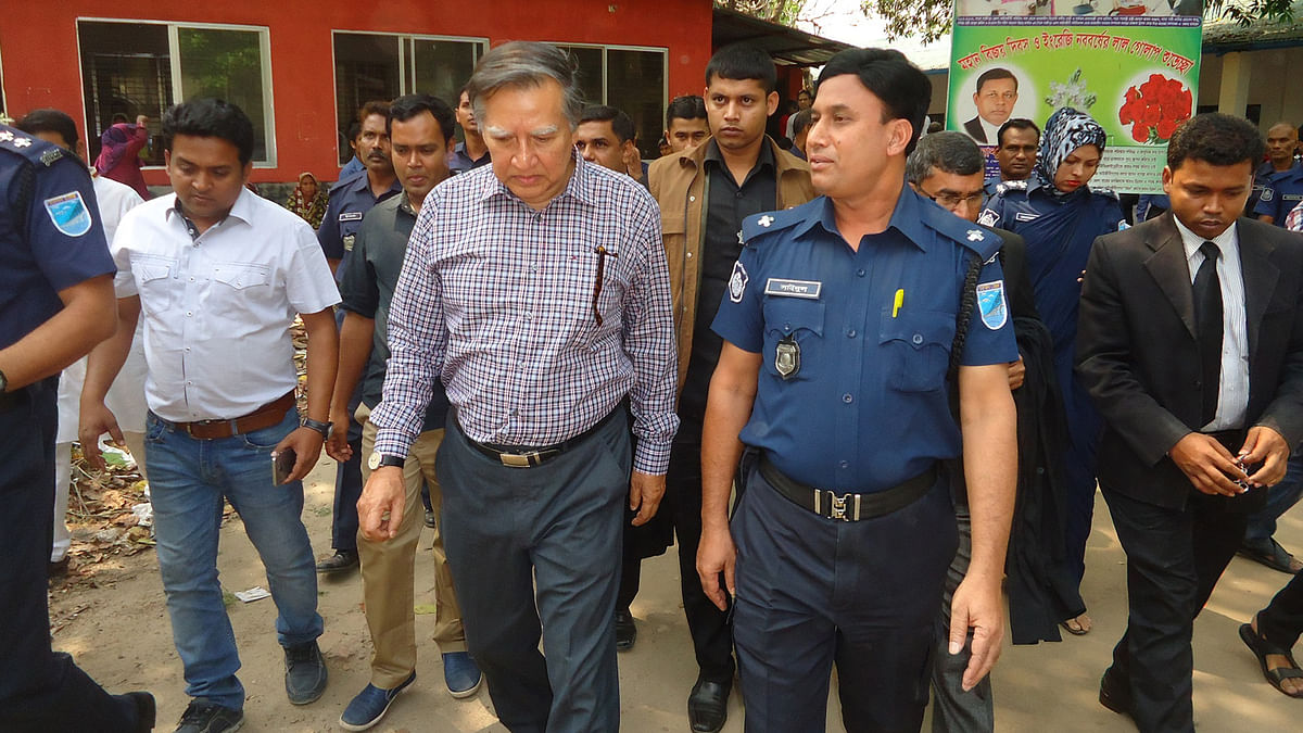 The Daily Star editor Mahfuz Anam is seen on the premises of Gazipur court on Monday. He has been granted bail in a defamation suit. Photo: Prothom Alo