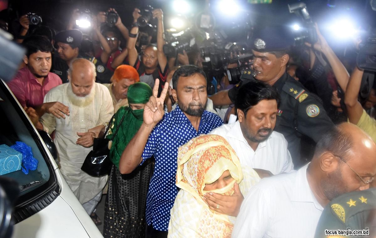 One of family members of Matiur Rahman Nizami flashes V sign after paying last visit to him in Dhaka central jail. Photo: Focus Bangla