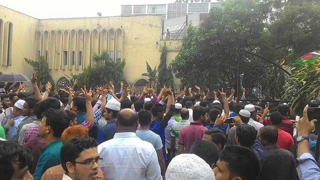 After Nizami's janaza, Jamaat-Shibir men flash V signs while leaving the premises, calling out ‘Naraye takbir, Allahu Akbar’. Photo: Prothom Alo