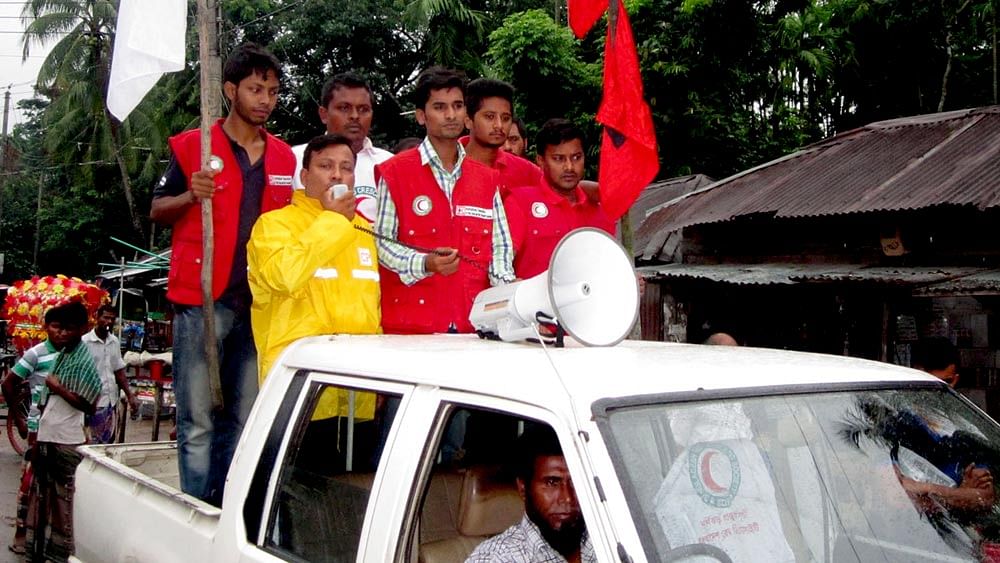 Volunteers of Red Crescent carried out publicity campaign to make the people aware of risks of cyclone and asked them to take shelter in safer place. Photo: Neamatullah