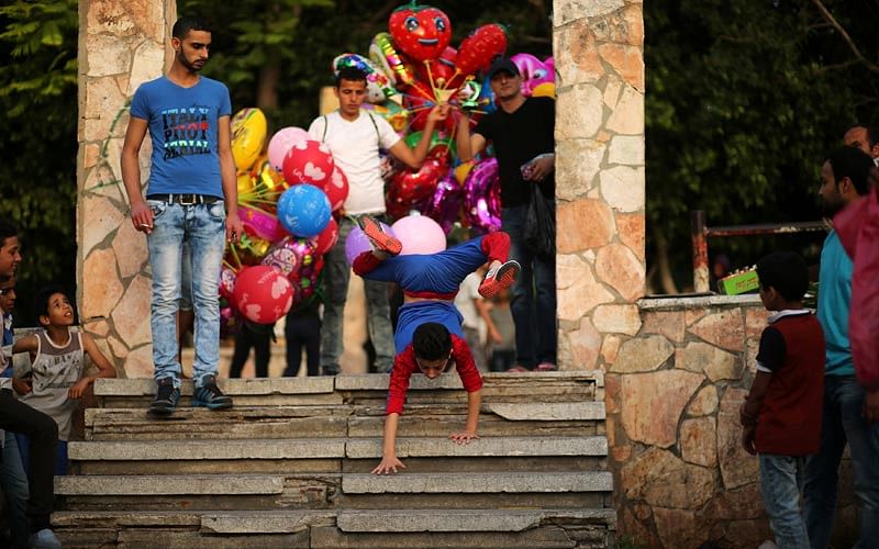 Palestinian boy Mohamad al-Sheikh, 12, who is nicknamed `Spiderman` and hopes to break the Guinness world records with his bizarre feats of contortion, demonstrates acrobatics skills in Gaza City, June 2, 2016. Photo: Reuters